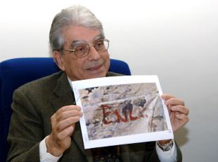 Il Procuratore Renato Papa mostra la scritta scoperta sopra al divano